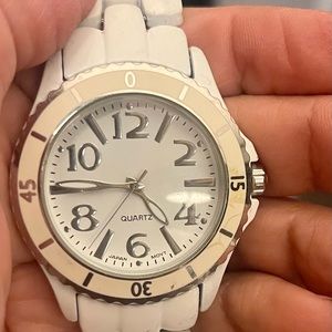 Beautiful Avon Quartz ladies watch. Brand new battery and gift box.